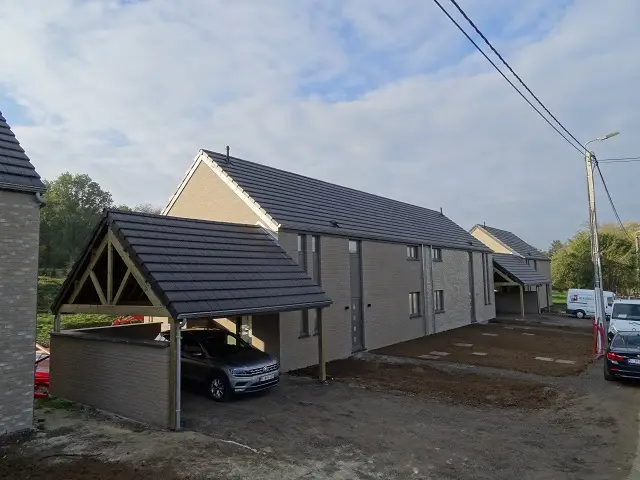 Vue avant des maisons 3 façades avec carport