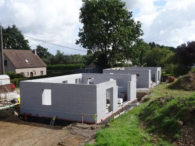 Très vite le rez-de-chaussée prend forme