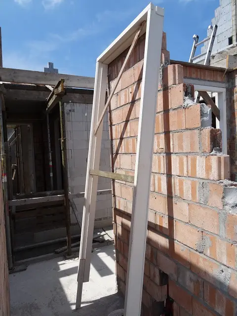 Afin de ne pas perdre de temps,… en Hollande on pose des gabarits pour les ouvertures des portes et fenêtres en cours de construction! Ce système vous permet de commander vos châssis avant d’avoir terminé vos murs! Une idée de génie!