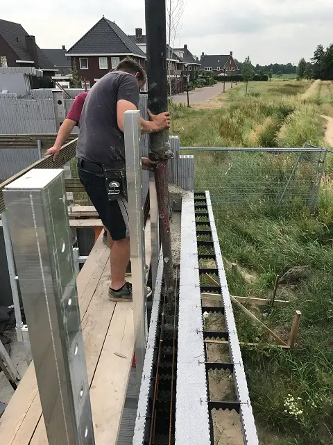 Le coulage béton du rez-de-chaussée peut commencer !    Pour éviter le nettoyage de la couche supérieure des blocs, je recouvre celle-ci avec des restes de blocs.