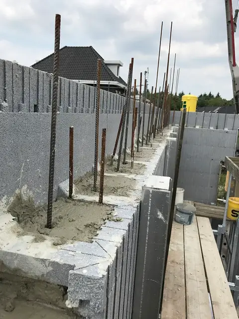 Le béton est coulé! Quel travail minutieux...