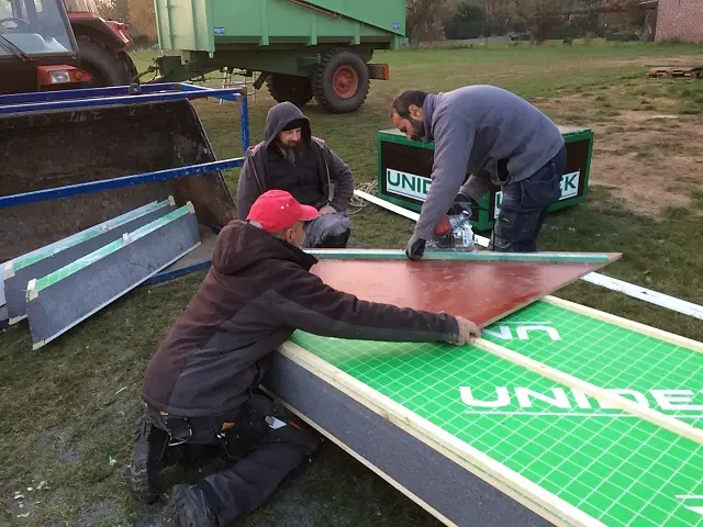 Découpe d’un panneau pour les coins complexes de la toiture...