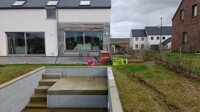 Un montage rapide des blocs de coffrage isolants spécifiques pour piscine...