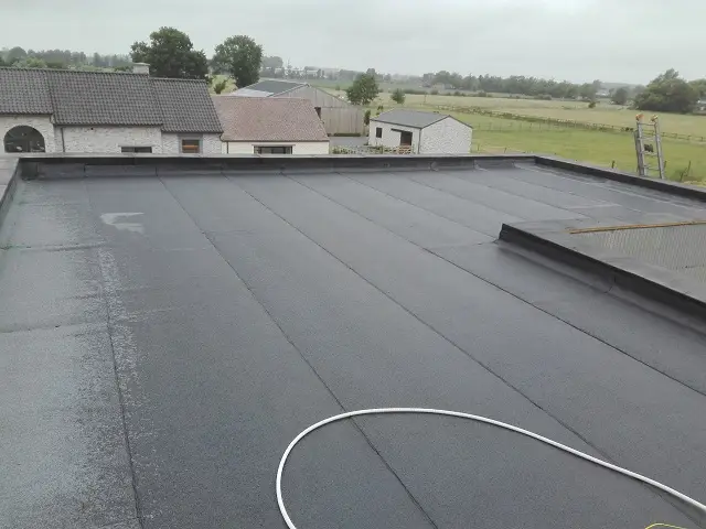 La deuxième couche de roofing est installée…Notre toit plat est terminé et sans défaut !