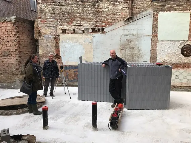 Les blocs sont là, la dalle est coulée… Nous sommes prêts à commencer !