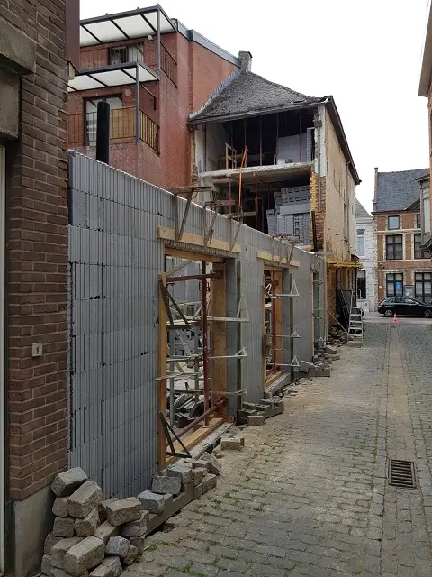 Le mur de la façade avant du rez-de-chaussée est monté, les portes fenêtres sont coffrées… ET si vous y regardez de plus près... vous vous apercevrez que nous avons stocké des blocs de coffrage isolants dans l'ancienne bâtisse sur plusieurs étages! 🙂