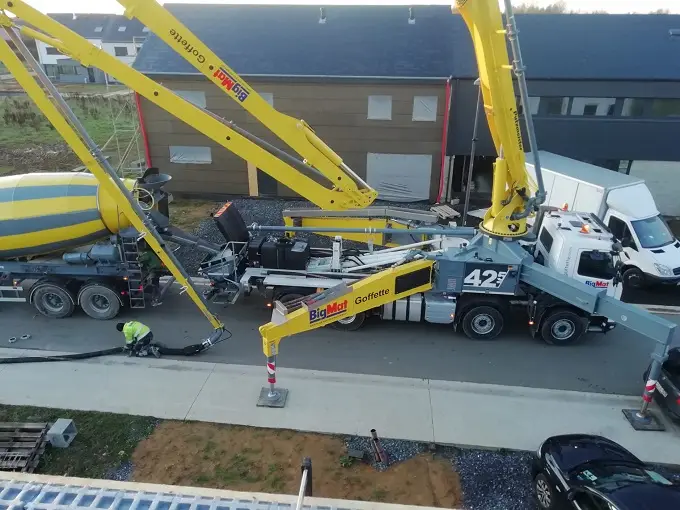 Beton gieten van het eerste verdiep ! Indrukwekkende truck!