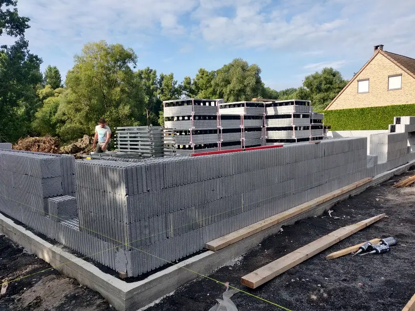 Les blocs montent ! Avec les blocs de coffrage isolants, on peut avancer même quand il pleut !