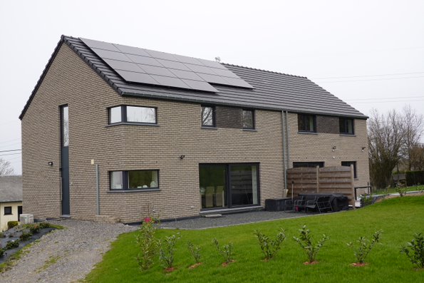 Voici le côté arrière de nos maisons. Nous avons installé des panneaux solaires sur les toits pour compenser notre consommation d'énergie.