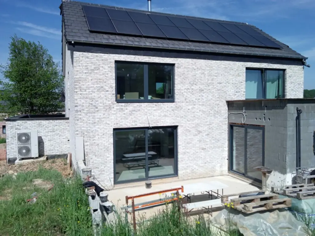 Façade arrière en briques finie, pompes à chaleur et panneaux solaires nous rendrons autonomes 😊