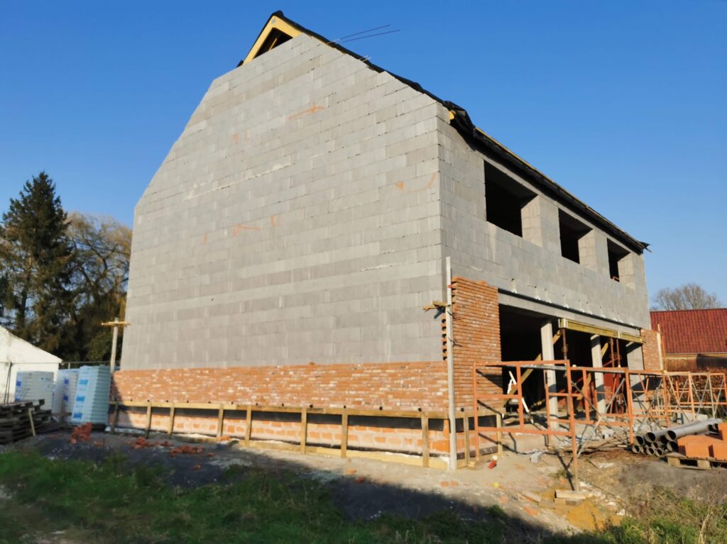 Nous avons commencé à monter la brique sur la façade arrière et la façade de droite.