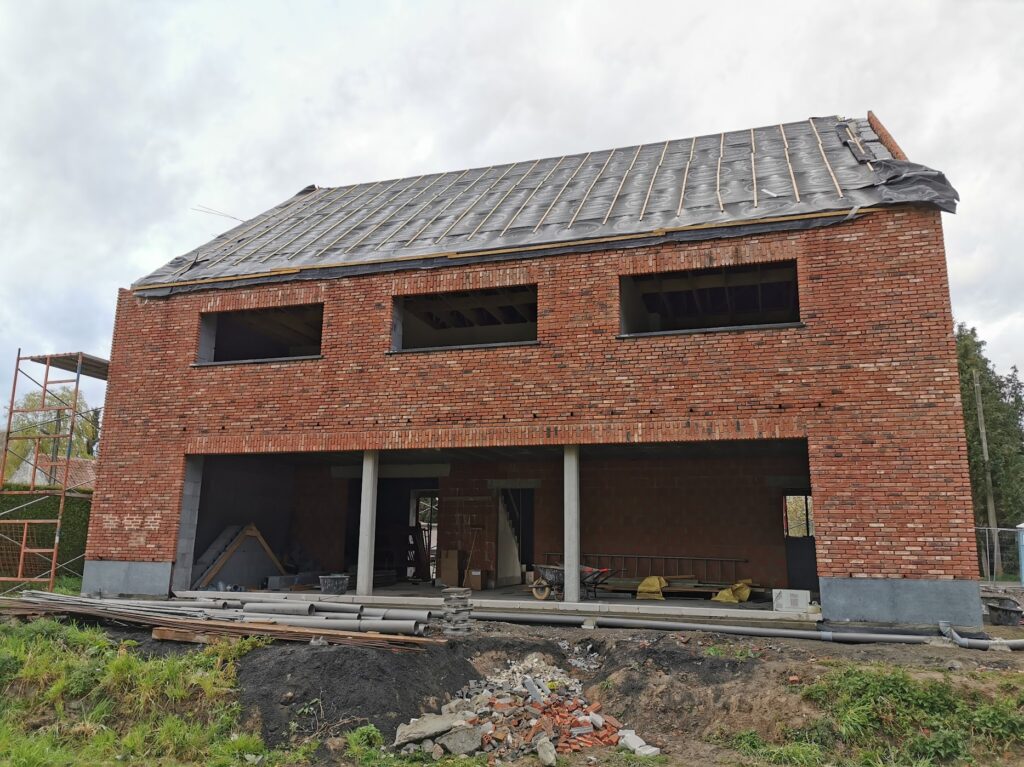 Voilà la brique est entièrement montée maintenant sur notre façade arrière.