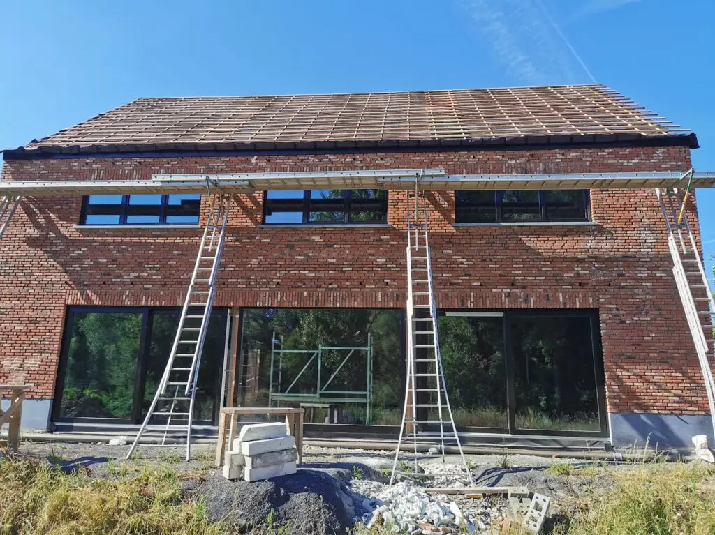 Et voici la façade arrière pratiquement terminée il ne reste plus qu'à poser les tuiles.