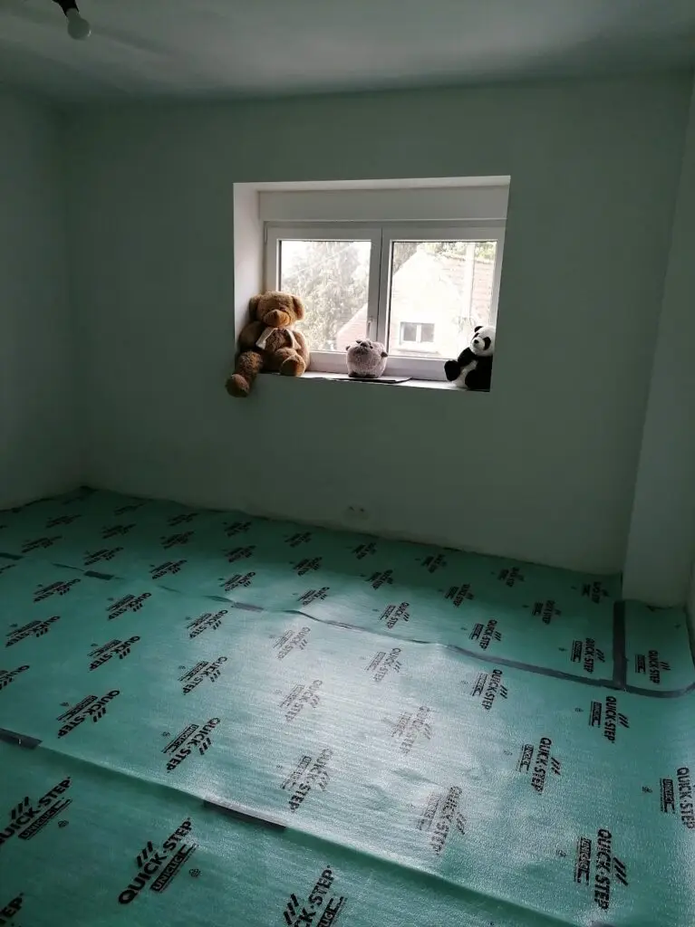 La chambre de notre petit est quasiment prête il ne reste plus qu'à poser le plancher.