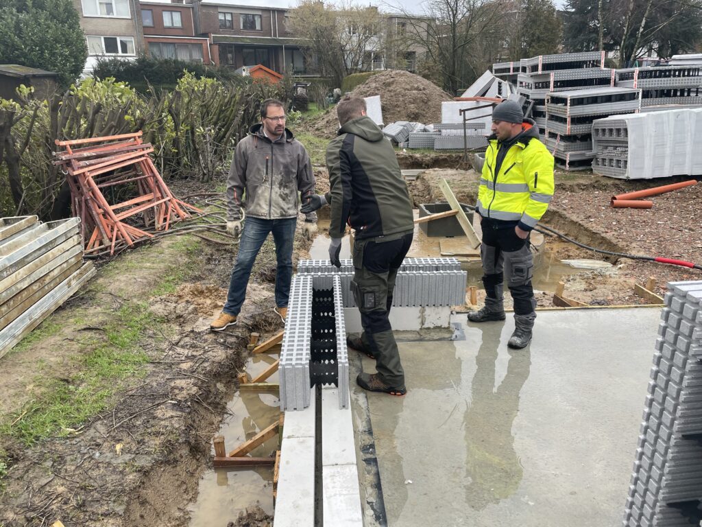 En we zijn van start! We kregen een opleiding op onze bouwplaats voor het plaatsen van de geïsoleerde bekistingblokken 😊