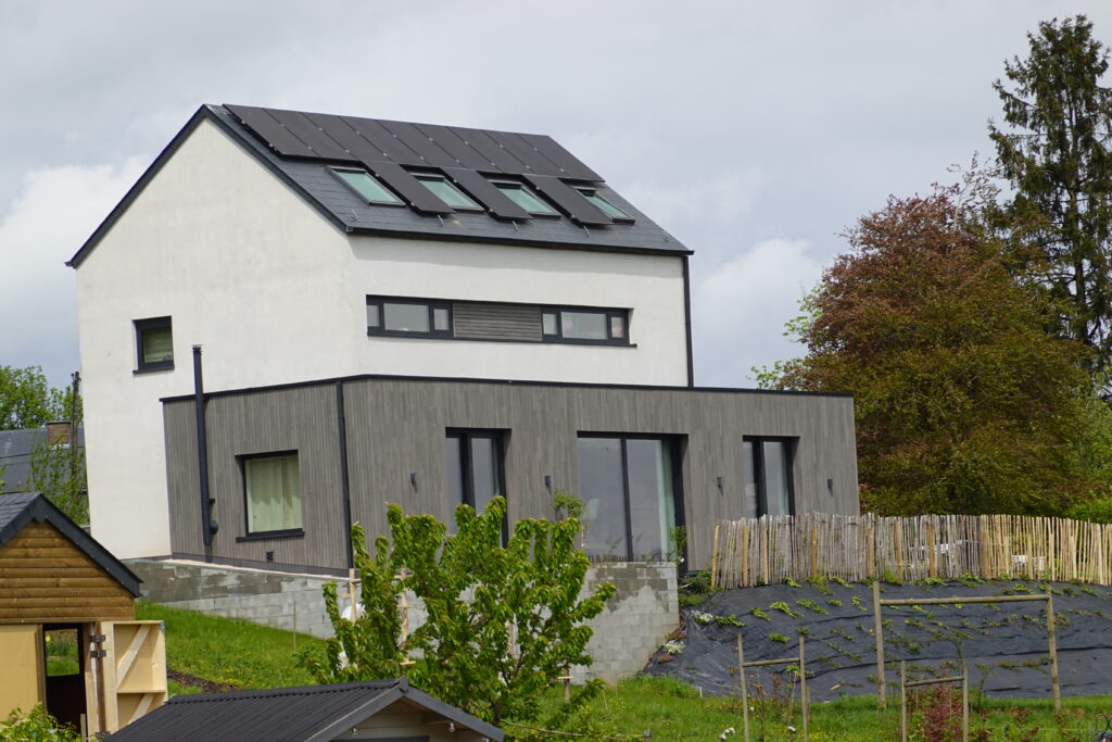 En onze achtergevel, met zonnepanelen op het dak voor onze energie-neutrale woning 😊