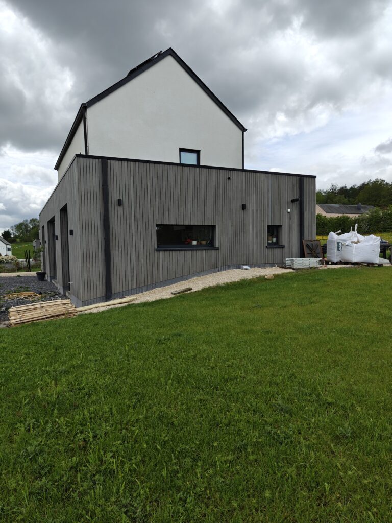 Voici le pignon gauche de notre maison, bardage au rez-de-chaussée et crépi à l’étage, une belle association 😊