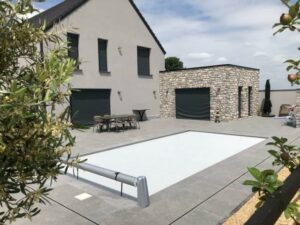 Piscine à l’arrière de la maison.