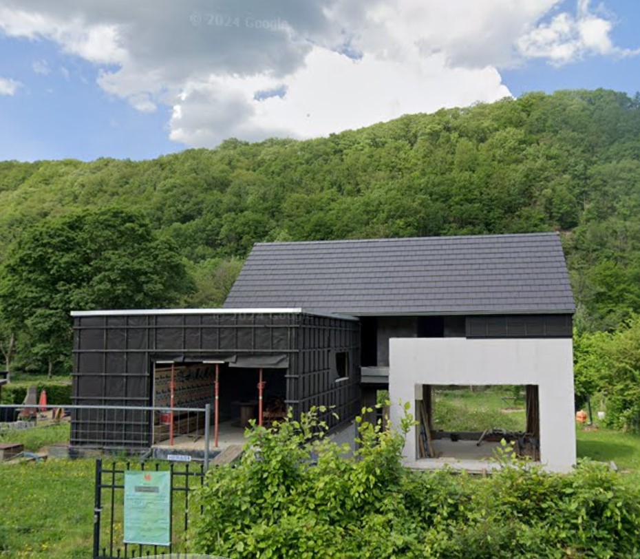 Projet bien avancé, voici une vue depuis la rue, façade avant