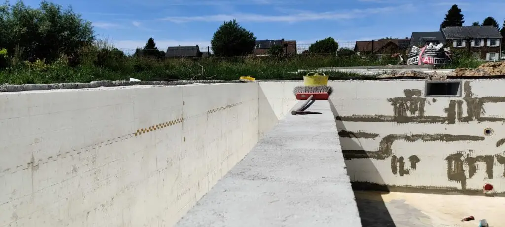 Ici le mur intérieur qui sépare la partie baignade de la partie dans laquelle sera enroulé le volet immergé.