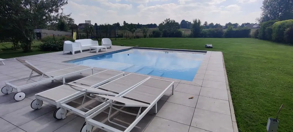 Piscine terminée, transats installés il n’y a plus qu’à préparer l’apéro 😊