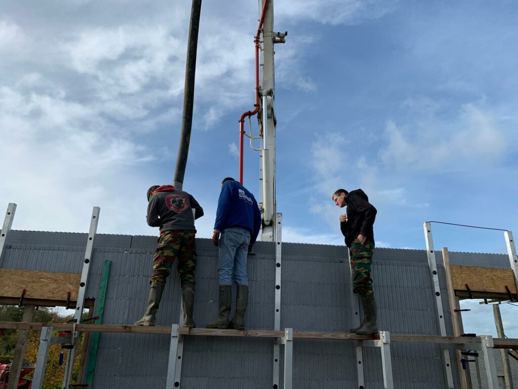 En daar zijn we dan, mijn twee broers en ik, klaar om het beton te storten.