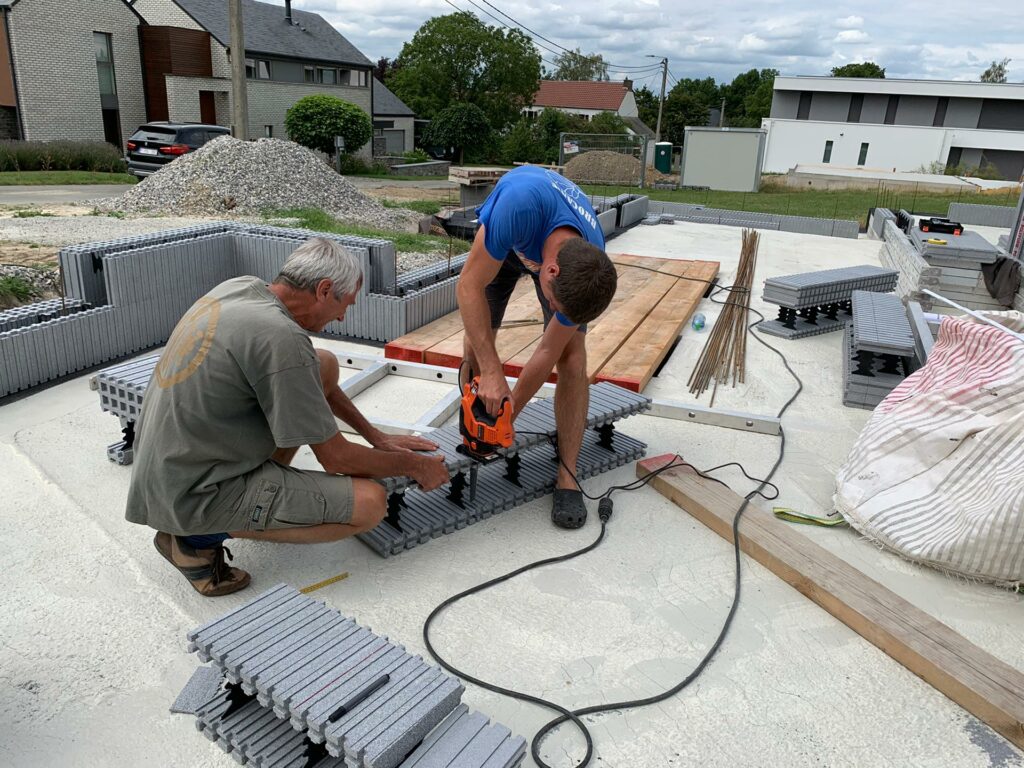 Mon Papa et mon 2nd frère à la découpe des blocs.