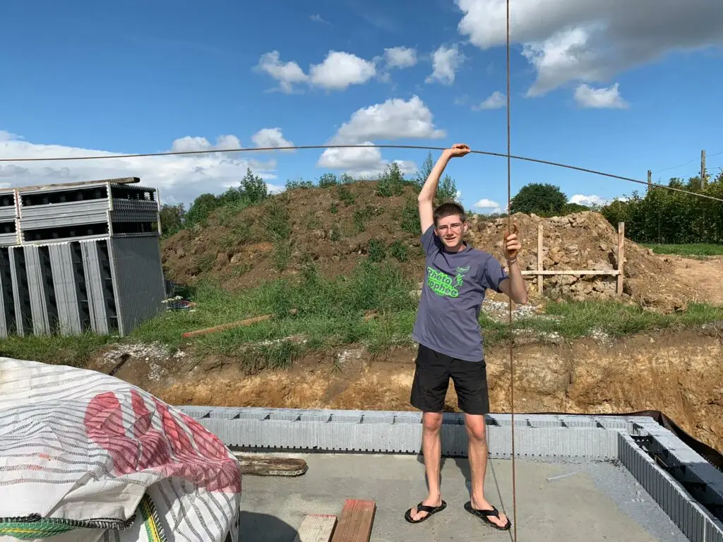 Mon frère en pleine pose du ferraillage, 2 barres de 8 horizontalement tous les deux niveaux.