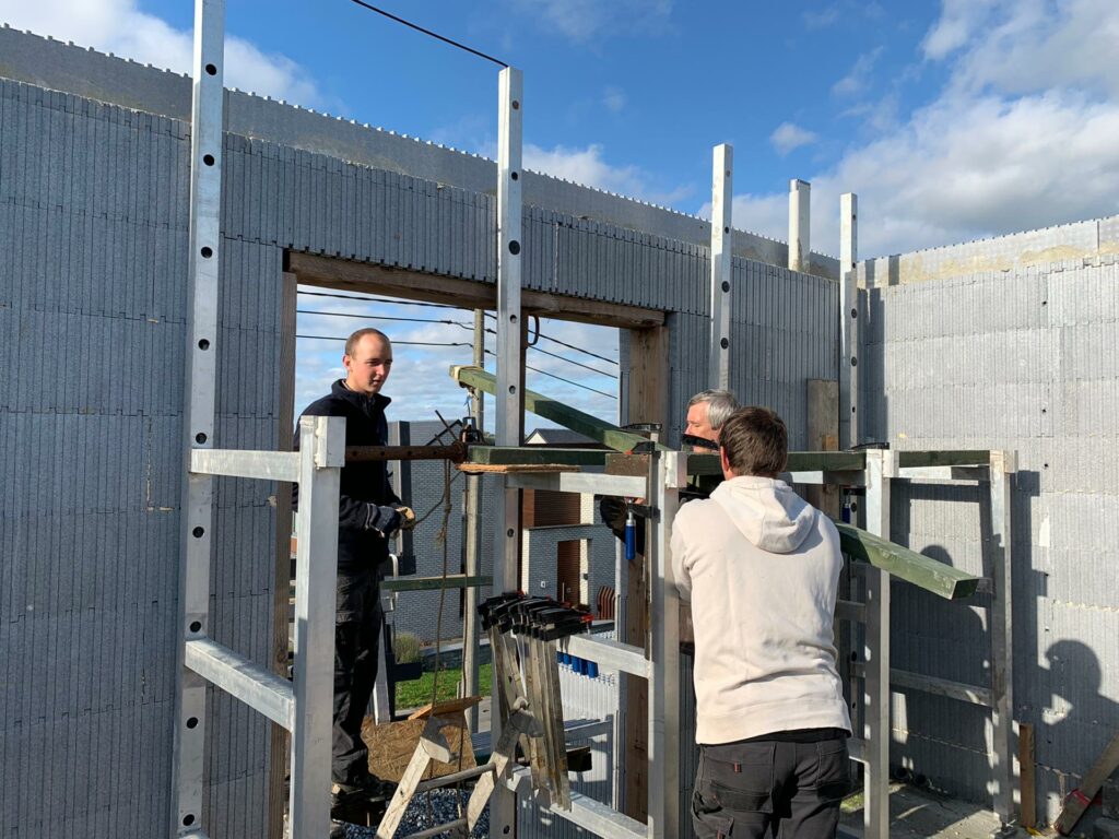 We plaatsen de stutten en houten vloerbalken om op de juiste hoogte te komen voor het storten van het beton.