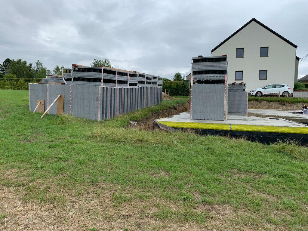 De blokken werden zoals afgesproken op tijd geleverd. Voor het gemak hebben we een deel van de materialen op de vloerplaat en een ander deel op het gras achter mijn toekomstige huis geplaatst.