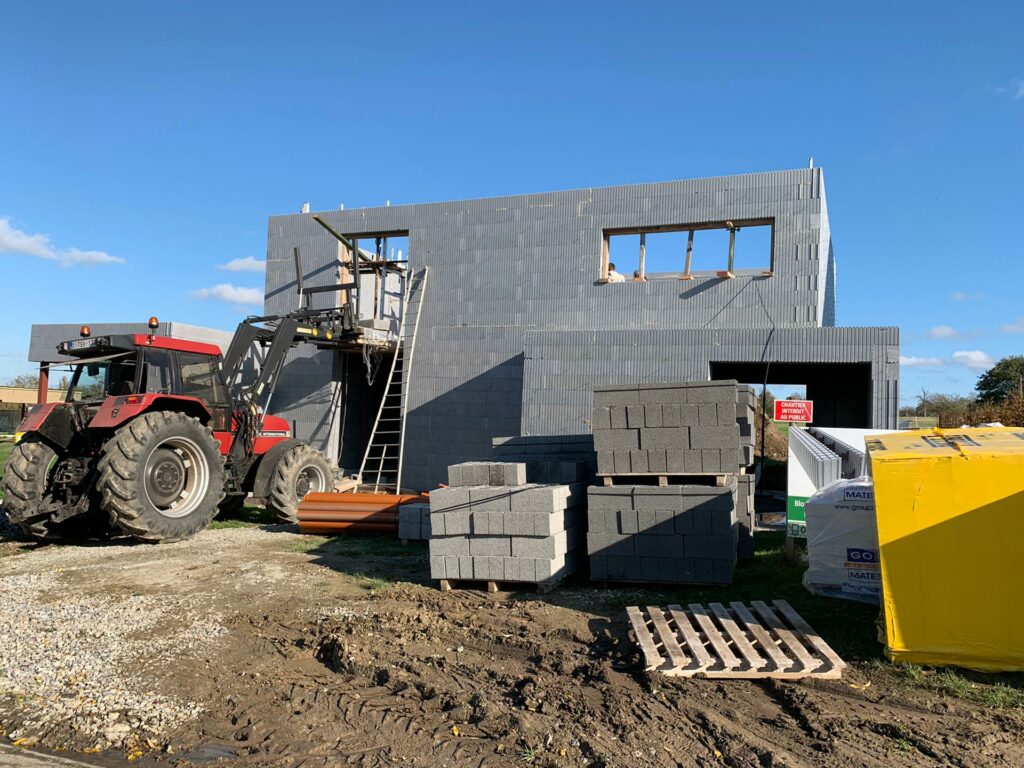 Avec l’aide d’un ami voisin et de son tracteur, il est plus aisé d’acheminer les poutrelles.