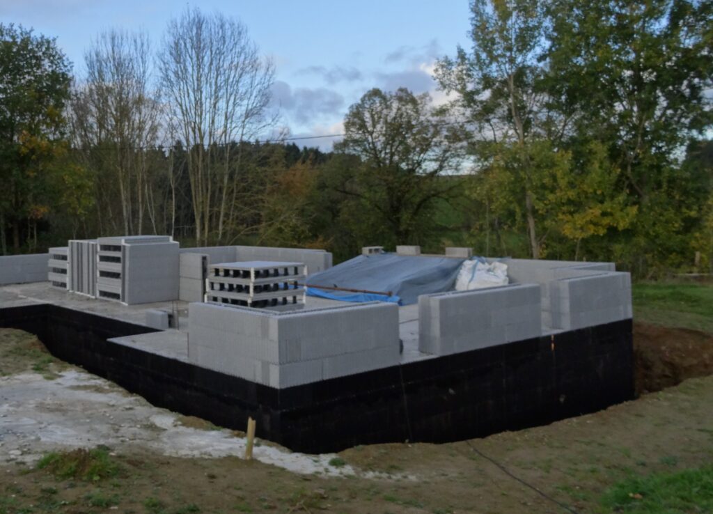 Coaltar ou goudron placé à la brosse sur le cimentage fait au préalable sur les blocs