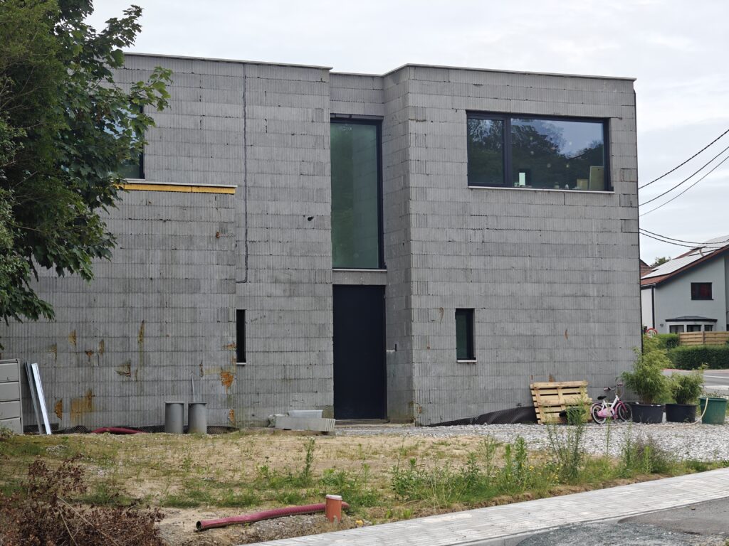 Façade avant de ma villa : Deux niveaux avec toiture plate.