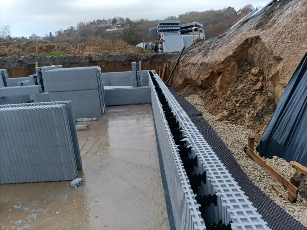 Belle longueur de blocs parfaitement alignés, on monte encore un niveau ou deux et puis on place les étais.