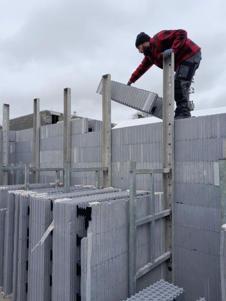 J’ai entretemps bien avancé, mon rez-de-chaussée est quasiment prêt pour le coulage des blocs.