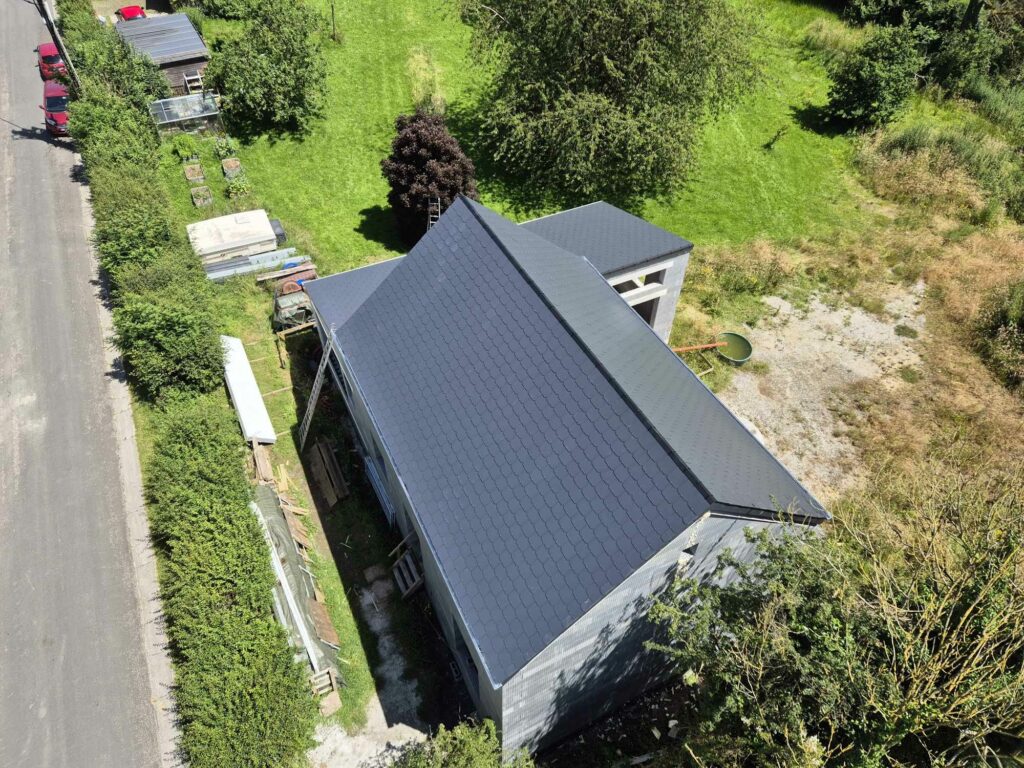 Et voilà ma maison, dont le gros-œuvre ouvert est achevé, vue du ciel 😊