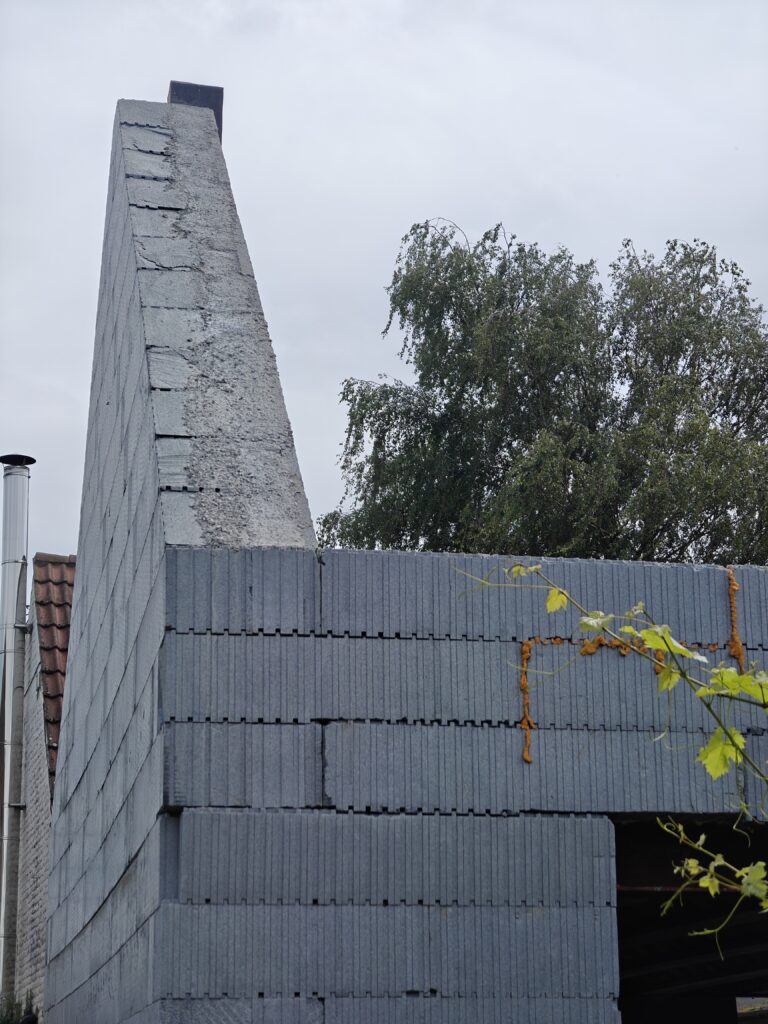 Mijn twee verdiepingen en de geveltoppen zijn zeer snel opgebouwd met de blokken, het is super snel, en bovendien heb ik een super stevig en super isolerend gebouw 😊