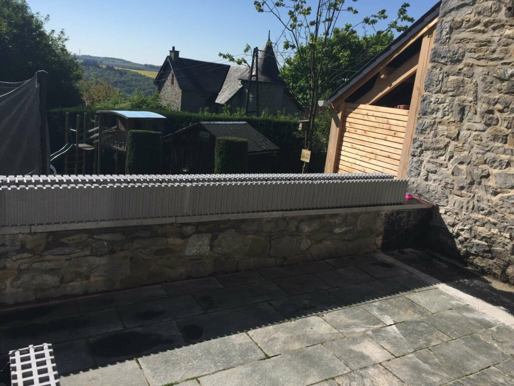 Voilà, ons eerste blokniveau is geplaatst op de achtermuur van het terras.