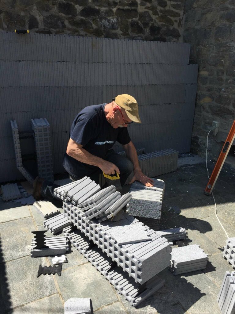 Mijn Papa aan het werk, blokken snijden en stoppen plaatsen.