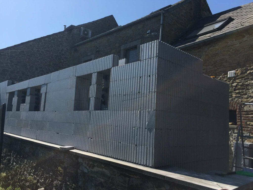 Voilà, het buitengedeelte, montage van de blokken bijna klaar.