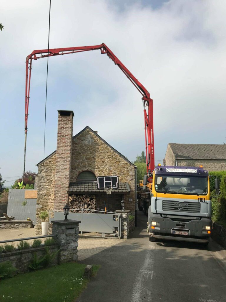 De betonpomp die perfect over ons huis gaat, super gieten!