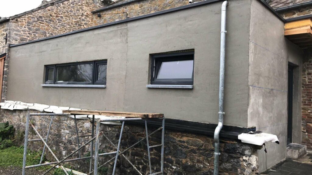 We hebben de aanbevolen waterdichte cementering uitgevoerd vóór het plaatsen van de natuurstenen uit de streek die moesten worden gelijmd.