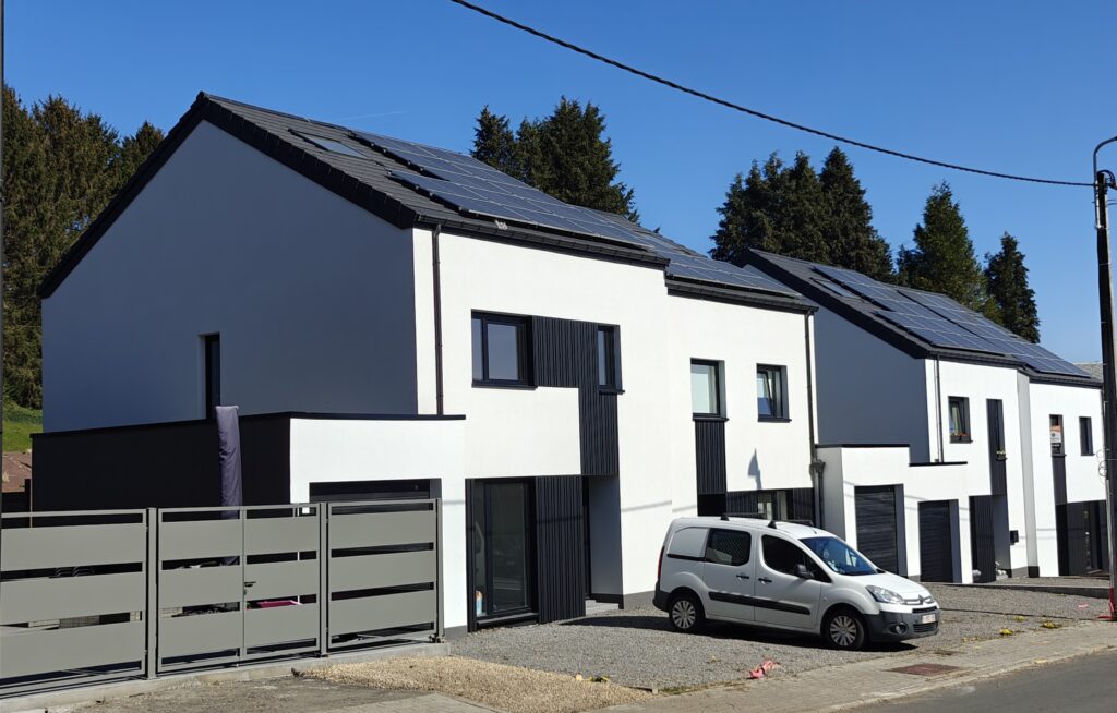 Les trois premières maisons ont été vendues super rapidement, dès que les droits d’enregistrement ont baissé de 12 à 3%, pour la 4ème le compromis sera signé la semaine prochaine.
