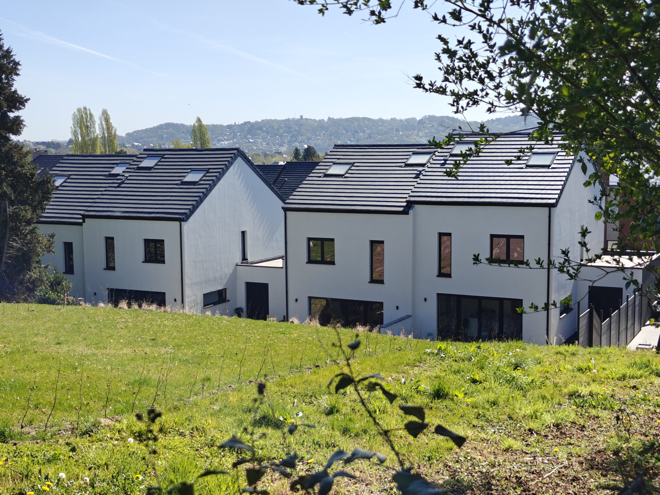 Lees meer over het artikel M. Rassart – Immo VR Namen – Combinatie van eigen inbreng en aannemerswerk – Vastgoedproject van 4 Villa’s met isolerende bekistingsblokken en zelfdragende dakpanelen