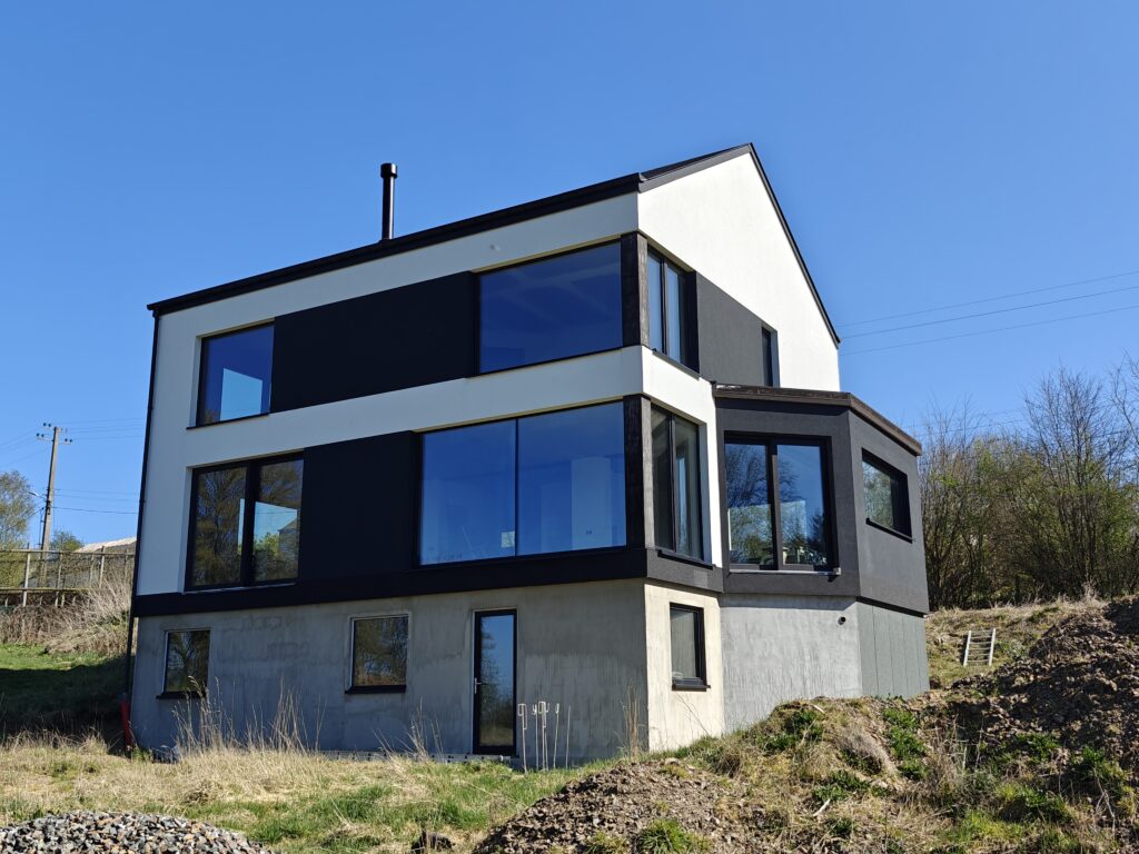 Hier de achtergevel, een groot terras komt boven het gelijkvloers, het wordt prachtig en zeer comfortabel, met het adembenemende uitzicht dat we hebben. Ik ben er trots op dat ik mijn huis zelf bouw!