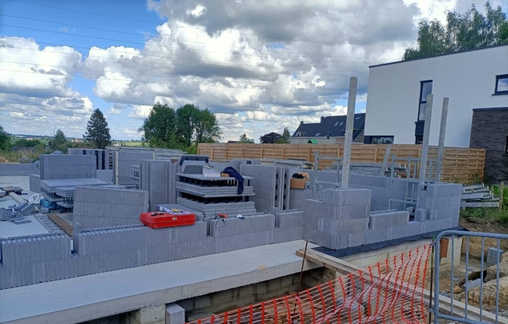 Voilà nous sommes partis avec le montage des blocs et déjà les 3 premiers étais placés lors de la formation, ça va vite on est content et on arrive à avoir un chantier super propre c'est génial !