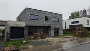 Voilà het gedeeltelijke resultaat aan de voorgevel van de montage van de verlijmde baksteen.