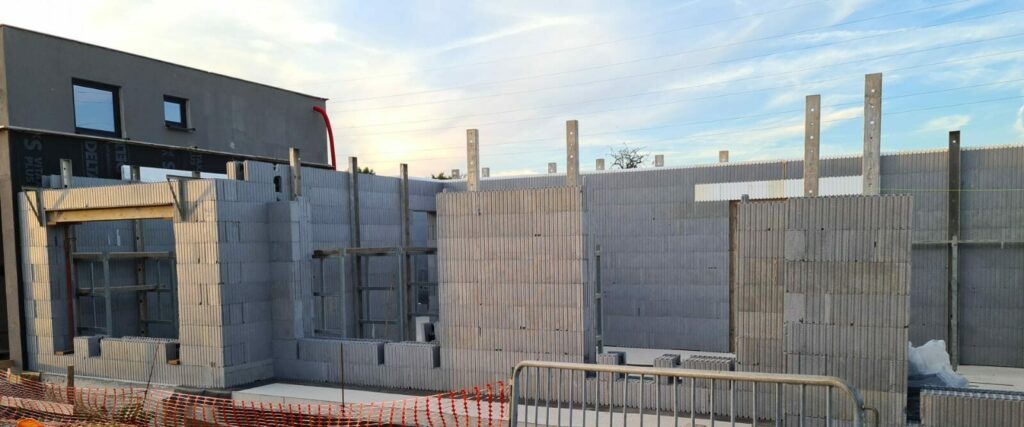 De montage van de isolerende bekistingsblokken op het gelijkvloers loopt stilaan ten einde, binnenkort het beton gieten.
