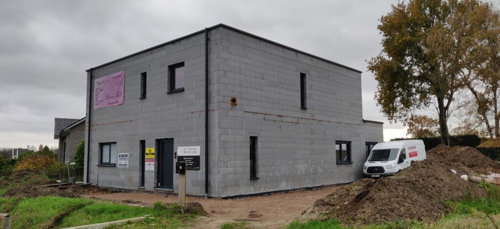 Zo, onze volledige ruwbouw is afgerond, nu kan het plaatsen van de gevel bakstenen beginnen.