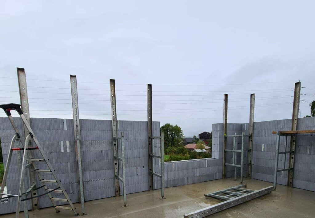 De eerste verdieping is in opbouw met de blokken, het is fijn want zelfs als het een beetje regent kunnen we verder werken op de werf.
